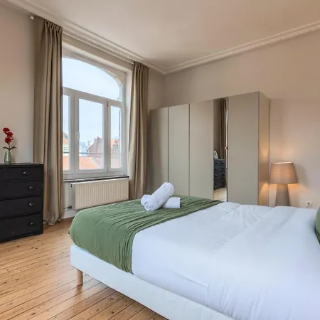 Apartment 2 Bedroom With Terrace, Near