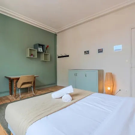 Apartment 2 Bedroom With Terrace, Near *