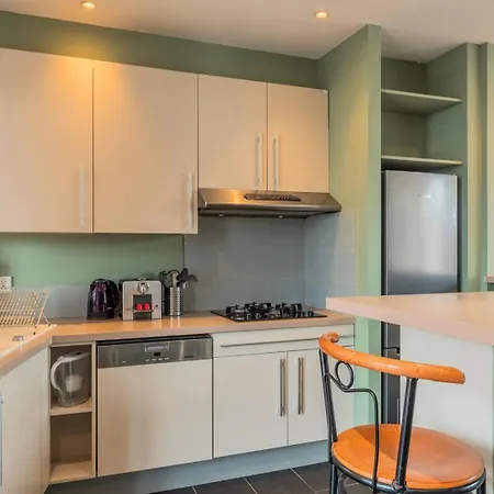 Apartment 2 Bedroom With Terrace, Near *